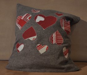 декоративная подушка с апликацией сердечки
